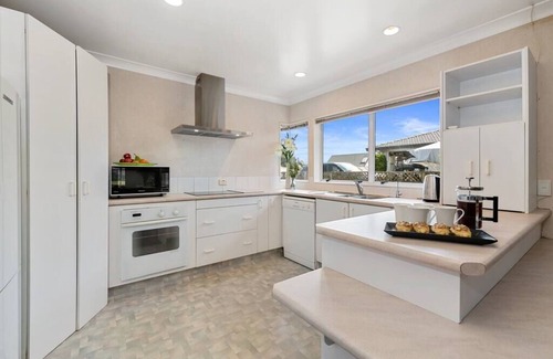 Mount Maunganui House | Blake Park Beach House: Oceanfront Retreat with Top Reviews
