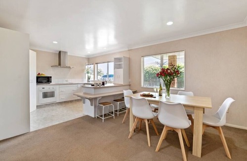 Mount Maunganui House | Blake Park Beach House: Oceanfront Retreat with Top Reviews