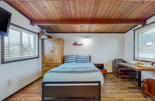 Mount Vernon House | Enjoy Pet-Friendly Comfort at Blake's Skagit Resort