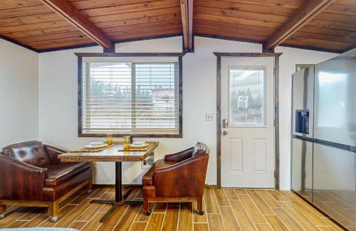 Mount Vernon House | Enjoy Pet-Friendly Comfort at Blake's Skagit Resort