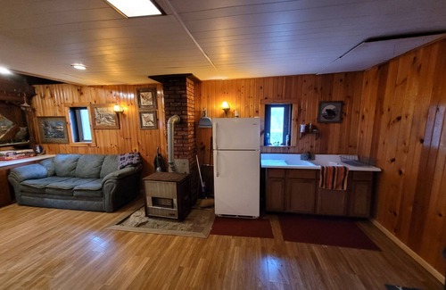 Viola Cabin | Cozy Blakley Hobbit Large Cabin: Pet-Friendly Getaway