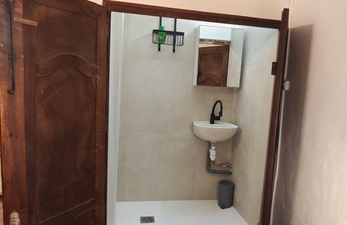Cabrieres-d'Avignon Bed & Breakfast | Discover Blanche & Alienor's Room in Historic Cabrières d'Avignon