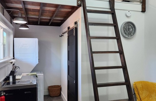 Graham House | Blanche's Loft: Ocean View Retreat with Spa & Family Amenities