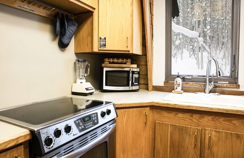 Salt Lake Mountain Resorts Cabin | Discover Blanche's Retreat - A Hidden Rustic Gem Awaits