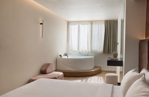 Monastiraki Apartment | Top-Rated Blanco Athens Aparthotel with Hot Tub Access
