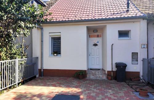 Mohacs Apartment | Inviting BlankApartman: Family-Friendly Stay with Breakfast