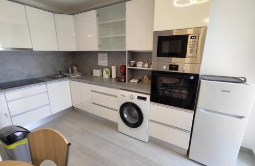 Mohacs Apartment | Inviting BlankApartman: Family-Friendly Stay with Breakfast