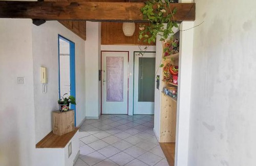 Munchenstein House | Bright Blau Room in Prime Apartment - 10/10 Guest Rated