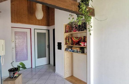 Munchenstein House | Bright Blau Room in Prime Apartment - 10/10 Guest Rated
