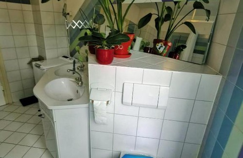 Munchenstein House | Bright Blau Room in Prime Apartment - 10/10 Guest Rated