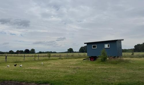Stuhren Other | Blauer Wagen im Grünen