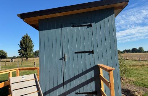 Stuhren Other | Blauer Wagen im Grünen