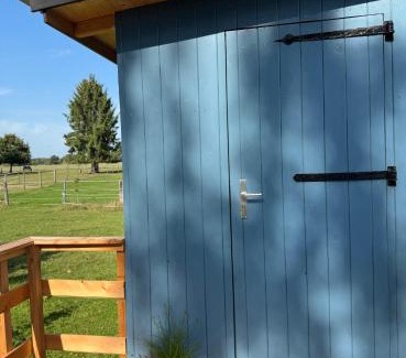 Stuhren Other | Blauer Wagen im Grünen