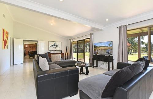 Pokolbin House | Blaxlands Homestead: Premier Stay by Hope Estate with Pool