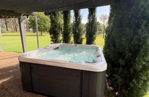 Pokolbin House | Blaxlands Homestead: Premier Stay by Hope Estate with Pool
