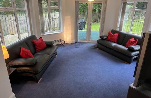 Blaydon on Tyne Apartment | Inviting 2 Bed Apartment with Hot Tub in Blaydon Burn
