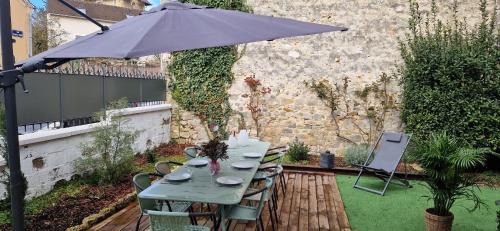 Fontainebleau Apartment | Elegant Joséphine - City House with Garden & Breakfast