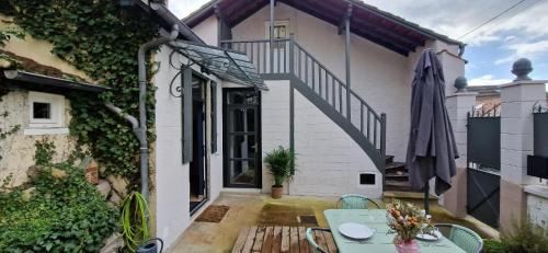Fontainebleau Apartment | Elegant Joséphine - City House with Garden & Breakfast