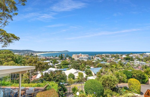 Terrigal House | Elegant Oceanview Retreat with Pet-Friendly Amenities