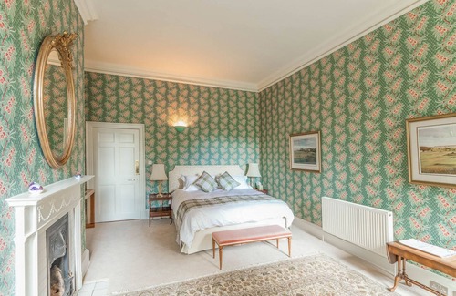 Forres House | Elegant Blervie House: 5-Star Retreat with Pool & Breakfast
