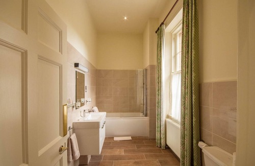 Forres House | Elegant Blervie House: 5-Star Retreat with Pool & Breakfast