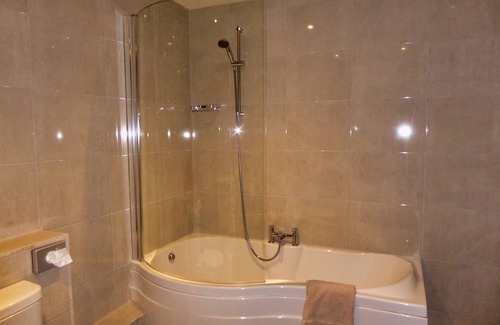 Forres House | Elegant Blervie House: 5-Star Retreat with Pool & Breakfast