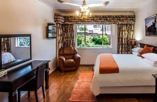 Berea House | Cozy Blessed Corner Guest House with Pool & Breakfast