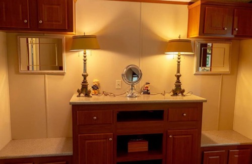 Elmendorf Cabin | Blessings Ranch - Red