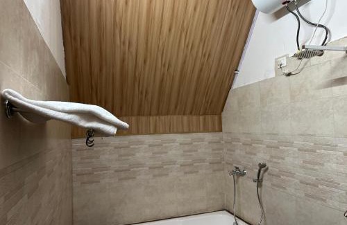 Kharsali Hotel | Discover Blessings Resort: Pet-Friendly Retreat with Hot Tub