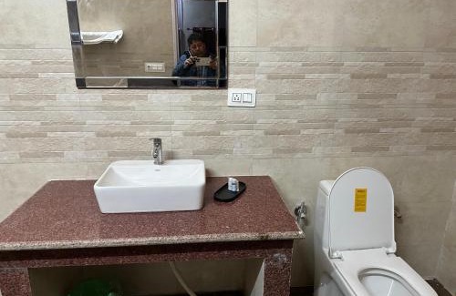 Kharsali Hotel | Discover Blessings Resort: Pet-Friendly Retreat with Hot Tub