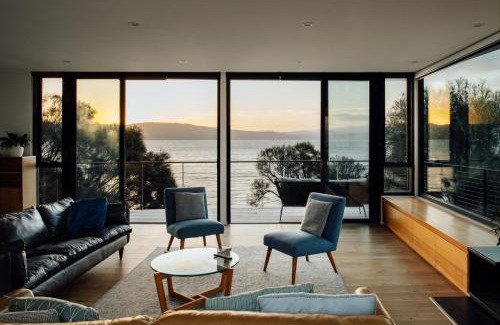 South Arm House | Beachside Retreat with Ocean Views - Just 38km to CBD