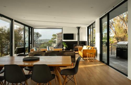 South Arm House | Beachside Retreat with Ocean Views - Just 38km to CBD
