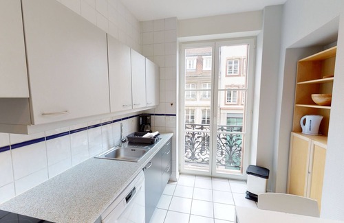 Historic Center Apartment | Central Bleu Mesange: 2BR, Family-Friendly & Top Rated