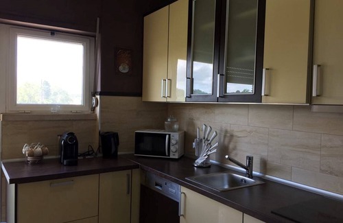 Tomar Apartment | Budget-Friendly Bleu Paradise with Kitchen & Chateau Views