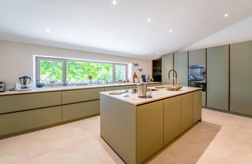 Solerieux Apartment | 'Bleue' Room with Shared Pool, Wi-Fi and Air Conditioning