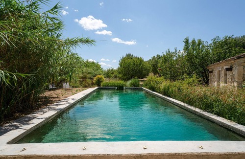 Solerieux Apartment | 'Bleue' Room with Shared Pool, Wi-Fi and Air Conditioning