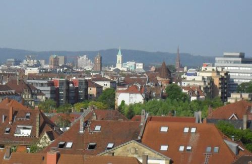 Weststadt Sudlicher Teil Apartment | Scenic Karlsruhe Retreat - Ferienwohnung Panorama Awaits