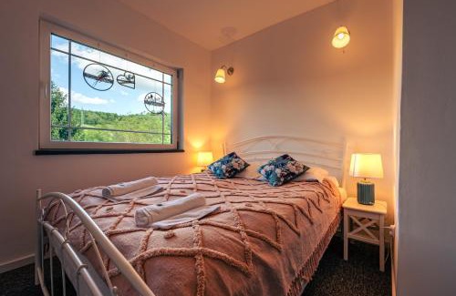 Czarna House | Discover Soline: Family-Friendly Retreat near the Mountains