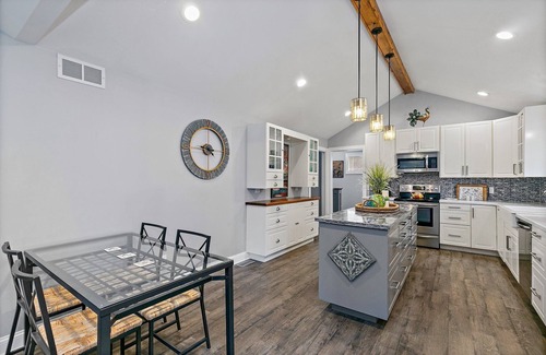 Batavia House | Idyllic Retreat in Batavia by the Fox River - Guest Rated 9.8