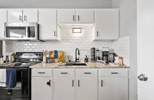 Central Arlington Apartment | Modern Ground-Level 1BD Near AT&T - Pet & Child Friendly!