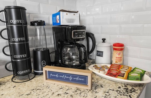 Central Arlington Apartment | Modern Ground-Level 1BD Near AT&T - Pet & Child Friendly!