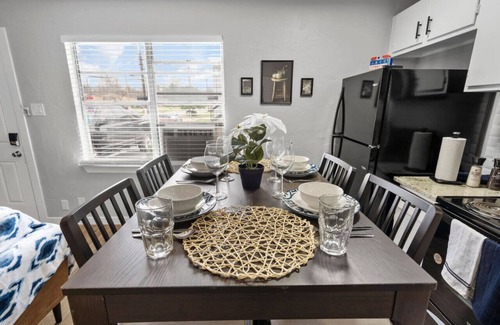 Central Arlington Apartment | Modern Ground-Level 1BD Near AT&T - Pet & Child Friendly!