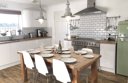 Seahouses House | Relaxing Beach Retreat with Ocean View & Hot Tub Amenities