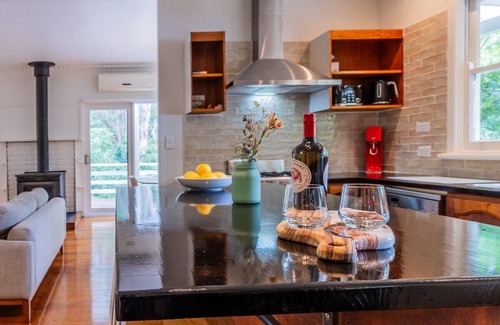 Warburton House | Serene Bushland Retreat: Family-Friendly & Pet Friendly