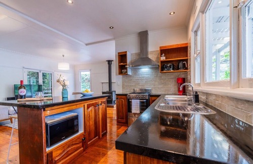 Warburton House | Serene Bushland Retreat: Family-Friendly & Pet Friendly