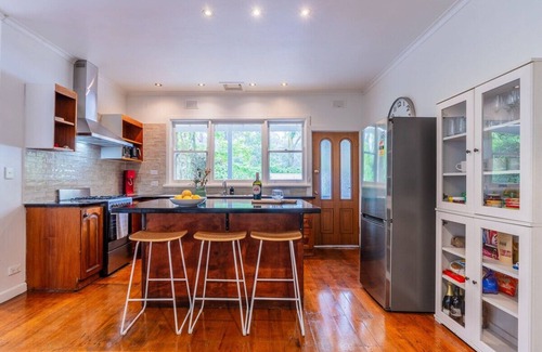 Warburton House | Serene Bushland Retreat: Family-Friendly & Pet Friendly