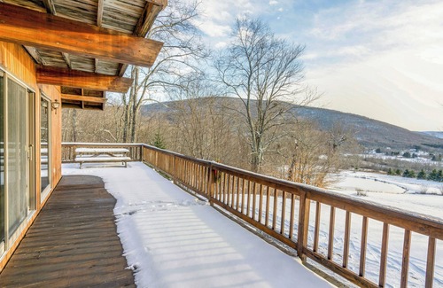 Denver House | Idyllic Retreat with Breathtaking Views and Hot Tub