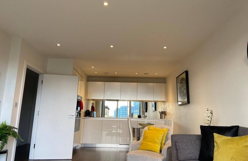London Borough of Hounslow Apartment | Cozy One-Bedroom Retreat by the River with Great Amenities