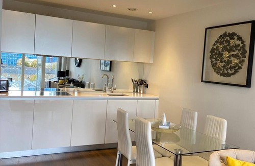 London Borough of Hounslow Apartment | Cozy One-Bedroom Retreat by the River with Great Amenities