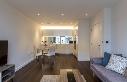 London Borough of Hounslow Apartment | Cozy One-Bedroom Retreat by the River with Great Amenities